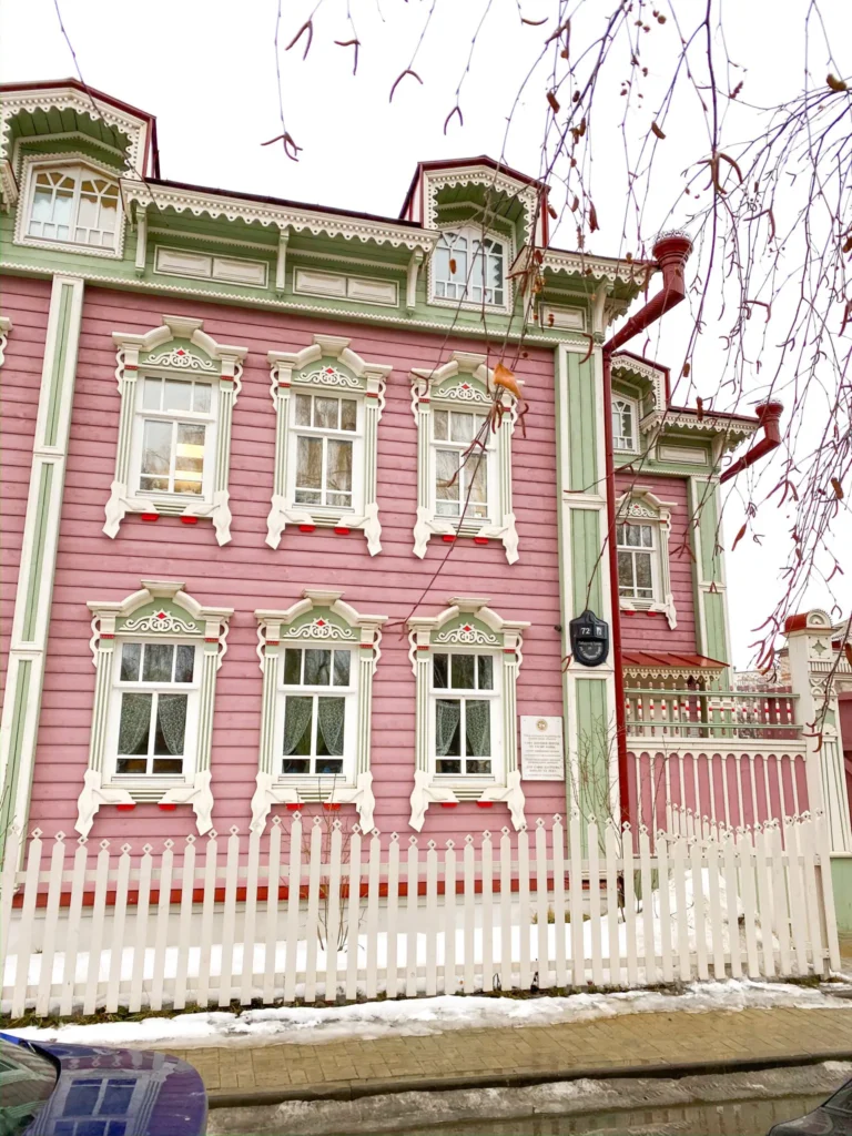 maison rose en bois