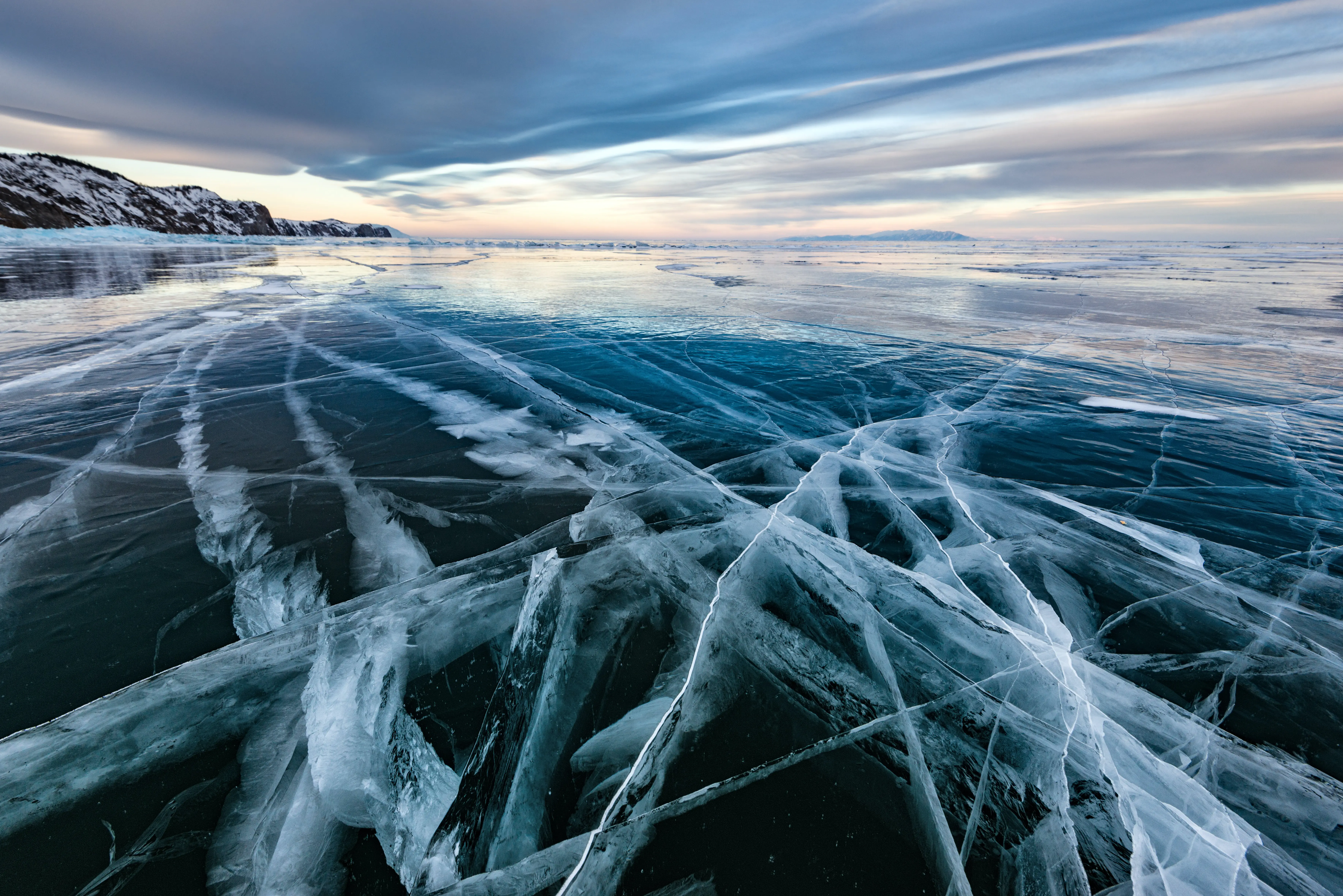 marcher sur la glace baikal russie
